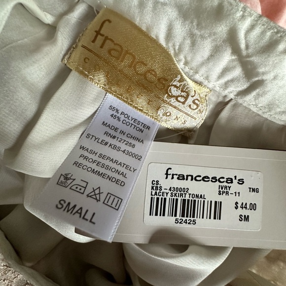 Francesca’s NWT Cream lace pleated lace mini skirt with satin waist, size small - Picture 5 of 5